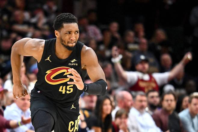 <yonhap photo-5191="">14일(한국시간) 미국 오하이오주 클리블랜드 로켓 아레나에서 열린 2024~25 플레이오프(PO·7전 4승제) 2라운드 인디애나 페이서스전을 뛰고 있는 도노반 미첼. [AFP=연합뉴스]</yonhap>