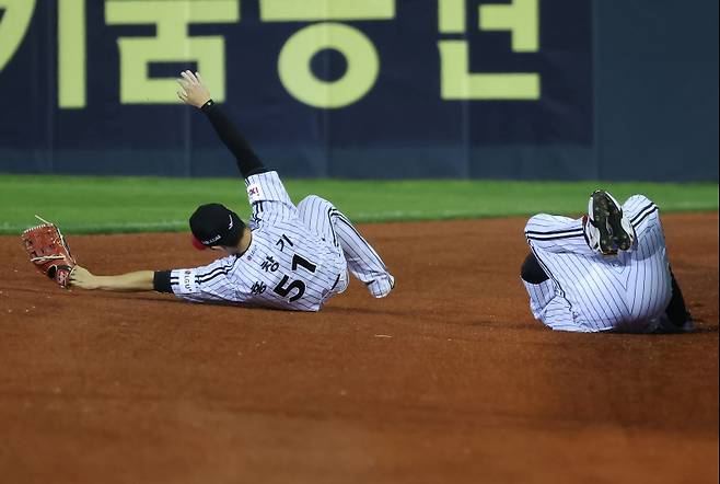 LG 우익수 홍창기(왼쪽)가 13일 잠실 키움전 9회 초 1루수 김민수와 충돌한 뒤 그라운드에 쓰러져 있다. 구단 제공