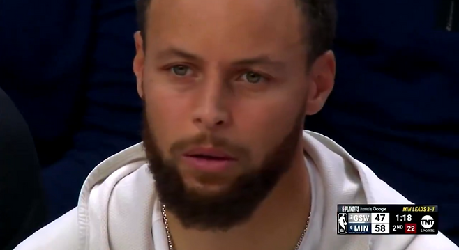 골든스테이트 커리가 15일 타깃 센터에서 열린 미네소타와의 2024~25 NBA 서부콘퍼런스 PO 2라운드 5차전 2쿼터 중 벤치에 앉아 아쉬움을 드러내고 있다. 사진=X