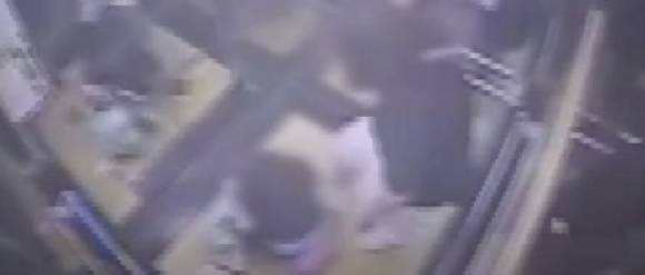 한 20대 여성이 아파트 승강기에서 10살 여아를 무차별 폭행하는 사건이 벌어졌다. 사진은 폭행 당시 모습이 담긴 승강기 폐쇄회로(CC)TV. [사진=JTBC]