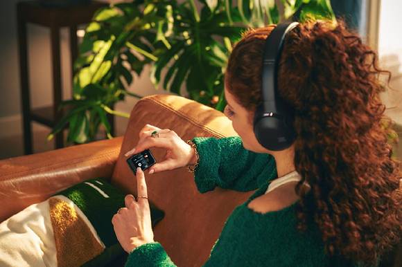 하만 인터내셔널의 음향 브랜드 JBL은 고성능 헤드폰 'JBL 투어 원 M3 스마트 Tx'를 출시한다고 15일 밝혔다. [사진=하만인터내셔널]