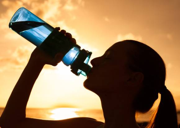 차갑게 식힌 음료수를 벌컥벌컥 마시는 습관이 건강에 악영향을 줄 수 있다는 일본 약사의 조언이 공개됐다. 사진은 본 기사 내용과 무관. [사진=Kataeb]