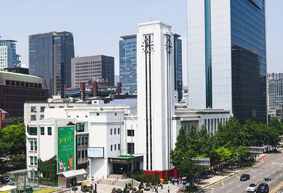 15일 대법원이 서울교육청이 제기한 '기초학력 보장 지원 조례' 무효확인 소송을 최종 기각한 가운데, 서울시의회가 교육청의 사과를 촉구했다. 사진은 서울시의회 본관 전경. [사진=서울시의회]