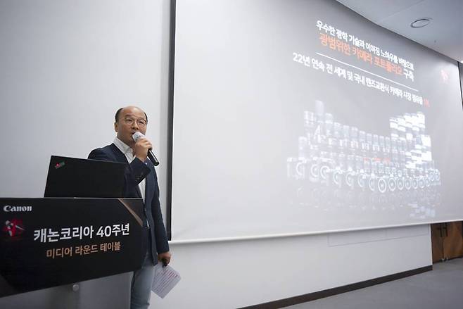 정병림 캐논코리아 마케팅 부문장이 카메라 시장 전략에 대해 발표 중이다 / 출처=IT동아