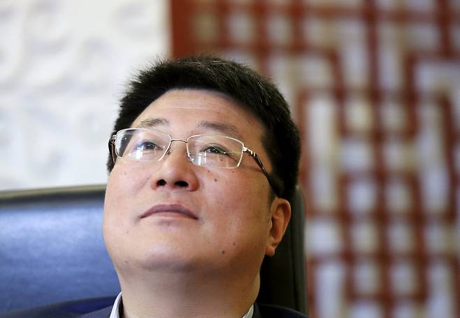 자오웨이궈 전 칭화유니그룹 회장이 지난 2015년 11월 15일(현지시간) 중국 베이징에서 인터뷰를 하고 있다. 로이터=연합뉴스