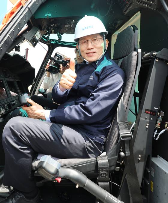 김문수 국민의힘 대선후보가 14일 경남 사천 항공정비업체에서 헬기에 탑승해 보고 있다. 임현동 기자