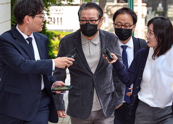 억대 불법 정치자금 수수 혐의로 불구속 기소된 무속인 '건진법사' 전성배씨가 12일 서울남부지방법원에서 열린 두 번째 공판에 출석하고 있다. 뉴스1