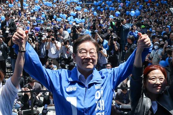 이재명 더불어민주당 대통령 후보가 민주당 험지로 꼽히는 부산·경남(PK) 지역 유세에 나선 14일 부산 부산진구 서면을 찾아 연설에 앞서 인사하고 있다. 뉴스1