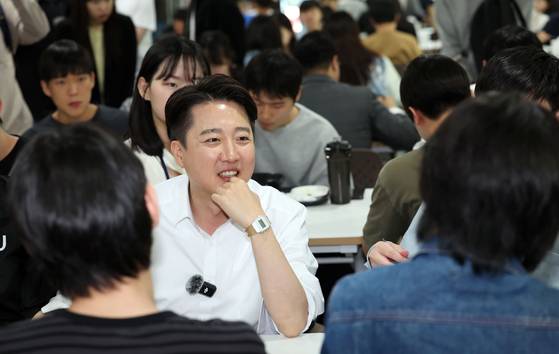 이준석 개혁신당 대통령 선거 후보가 14일 부산 금정구 부산대학교 학색식당에서 학식을 먹으며 학생들과 대화하고 있다. 2025.05.14. 뉴시스