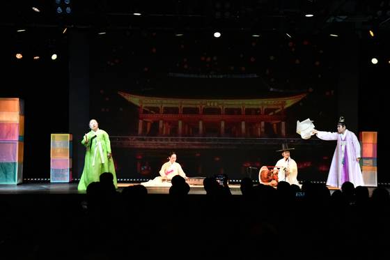 14일 일본 오사카·간사이 엑스포의 페스티벌 스테이션에서 열린 '코리아 온 스테이지-예인’ 공연에서 국가무형유산 신영희 판소리 보유자, 승무 채상묵 보유자, 거문고 산조 이재화 보유자, 판소리고법 조용수 이수자가 합동 공연을 펼치고 있다. 사진 국가유산청