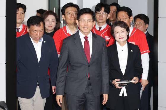 김문수 국민의힘 대통령 후보가 15일 오전 서울 여의도 중앙당사에서 열린 대한민국교원조합 제12대 대선 정책제안서 전달식에 참석하고 있다. 뉴스1