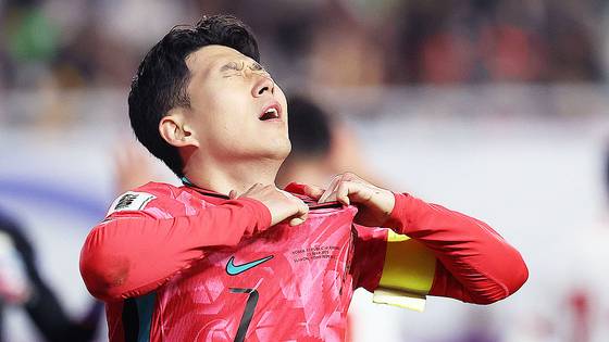 지난 3월 북중미월드컵 아시아 3차예선 요르단전에서 손흥민이 공격 찬스를 놓친 뒤 아쉬워하고 있다. [연합뉴스]