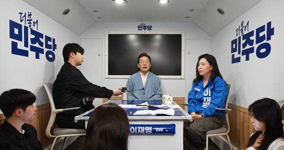 이재명 더불어민주당 대통령 후보가 15일 오전 경남 하동군 영호남 화합 다목적광장에 마련된 버스 스튜디오에서 '동서화합' 화개장터 라이브를 마친 뒤 취재진 질문에 답하고 있다. 뉴스1