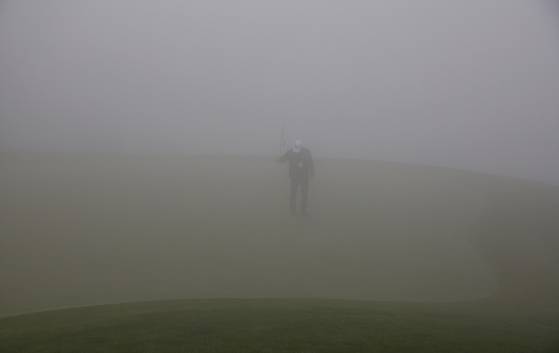 15일 개막 예정이던 KPGA 투어 SK텔레콤 오픈이 대회장인 제주 서귀포 핀크스 골프 클럽 일대의 짙은 안개로 인해 하루 순연됐다. 짙은 안개 속에서 그린 컨디션을 살피는 대회 관계자. 사진 KPGA