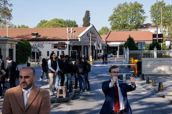 15일(현지시간) 러시아와 우크라이나 양국의 협상이 이뤄질 튀르키예 이스탄불 돌마바흐체 궁전 대통령 집무실 인근에서 취재진들이 모여 있다. 로이터=연합뉴스