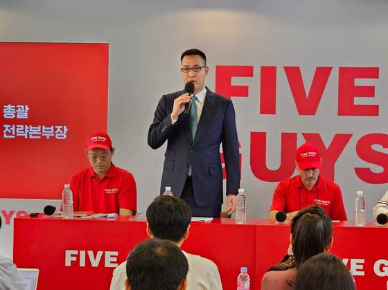 김동선 한화호텔앤리조트한화갤러리아 부사장이 지난 20203년 미국 수제버거 브랜드인 파이브가이즈를 국내 론칭하는 간담회에서 인사말을 하고 있는 모습. 중앙포토