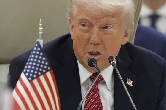 도널드 트럼프 미국 대통령이 14일(현지시간) 사우디아라비아 리야드에서 열린 걸프협력회의(GCC) 정상회의에서 연설하고 있다. AP=연합뉴스