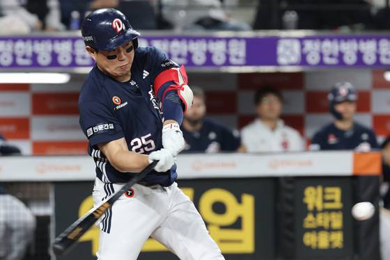 (대전=뉴스1) 김기태 기자 = 13일 대전 한화생명볼파크에서 열린 '2025 신한 SOL 뱅크 KBO리그' 프로야구 한화 이글스와 두산 베어스 경기에서 6회초 두산 양의지가 중전 안타를 치고 있다. 2025.5.13/뉴스1