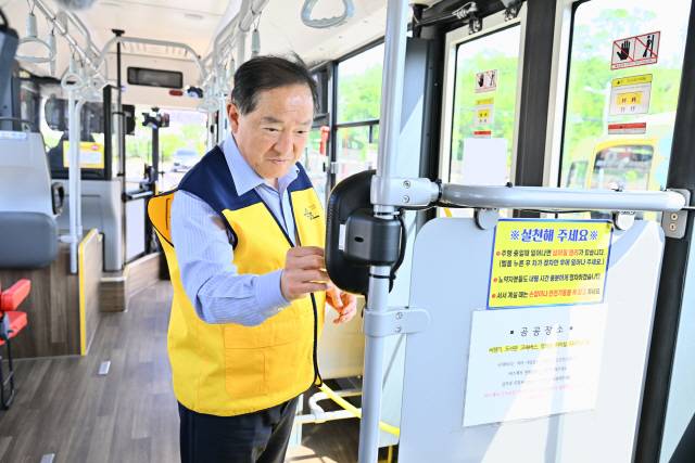 ▲ 이병선 속초시장은 14일 시내버스 차고지에서 청소년 버스 무료 이용 시행을 앞두고 시연회를 진행했다.