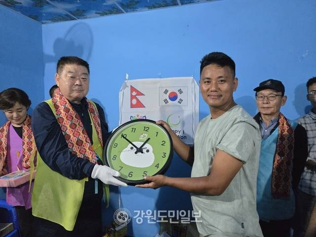 ▲ 해피아이국제보육봉사단 강원협의회(회장 박중규)는 라이징키즈 몬테소리해피강원어린이집에 김진태 지사가 선물한 벽시계를 전달했다.