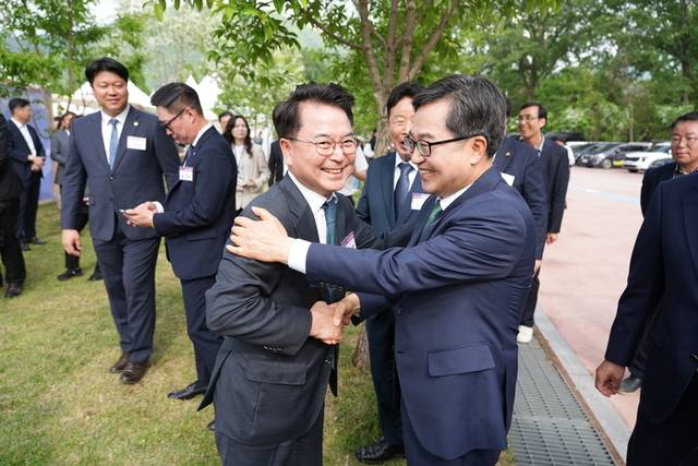 ▲ 육동한 춘천시장은 15일 경기도 가평에서 열린 경기도체육대회 개회식에 참석, 김동연 경기도지사와 만났다.