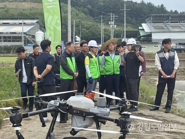 ▲ 김진태 도지사, 신영재 홍천군수 등은 15일 남면 시동리 일원에서 열린 홍천 4-H방제단의 드론방제 시연행사에 참여했다. 유승현