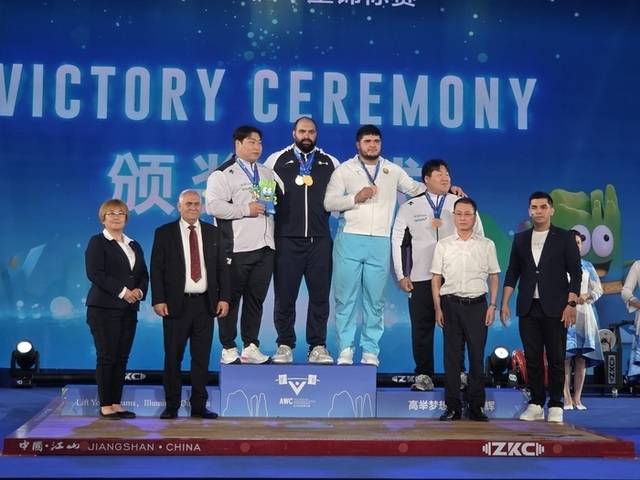 ▲ 강원도체육회 직장운동경기부 역도팀 소속 황우만(사진 왼쪽에서 세 번째)이 15일 중국 저장성 장산에서 개최된 2025 아시아역도선수권대회 남자 +109kg급 경기에서 금메달 1개, 은메달 2개를 목에 걸었다. 강원도체육회 제공