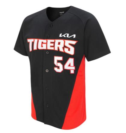 ▲ 광주광역시가 고향사랑기부 답례품 품목을 대폭 확대하며 프로야구와 축구 팬들을 위한 굿즈가 포함됐다. 사진은 KIA타이거즈 유니폼 [광주광역시]&nbsp;