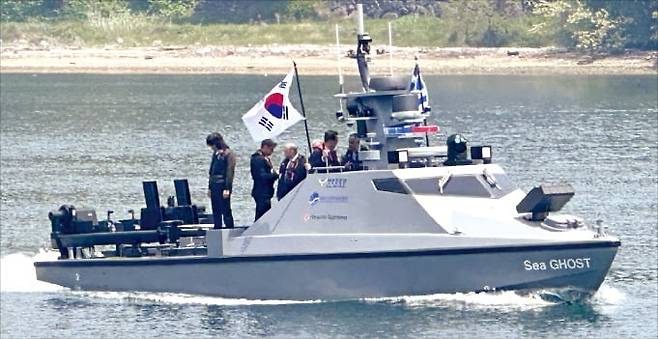 그리스 합동참모본부 대표단이 지난 13일 경남 거제 장목항에서 한화시스템이 개발한 무인수상정 해령에 탑승해 자율 기뢰 탐지 및 인명 구조 임무 시연을 지켜보고 있다.  /김진원 기자