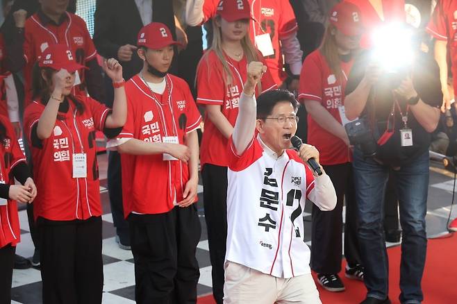 국민의힘 김문수 대선 후보가 12일 대구 서문시장을 방문해 지지를 호소하고 있다. 사진=연합뉴스