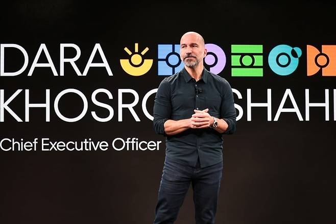 우버의 다라 코스로샤히 최고경영자(CEO)가 14일(현지시간) 뉴욕 맨해튼 오큘러스에서 신제품을 설명하고 있다. 우버 제공