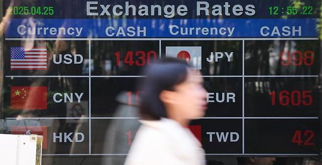 지난달 25일 서울 명동 환전소에 원달러 환율 등 시세가 안내된 모습. / 뉴스1