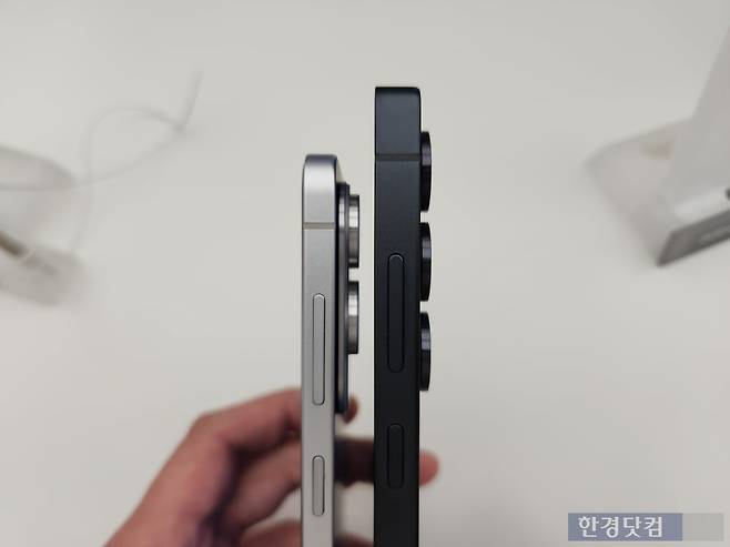 갤럭시S25 엣지(왼쪽)와 갤럭시S25 울트라. 사진=김대영 기자