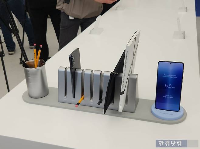 삼성전자가 지난 13일 오전 '삼성 강남'에서 갤럭시S25 엣지의 두께를 비교할 수 있도록 여러 사물과 함께 제품을 전시하고 있다. 사진=김대영 기자