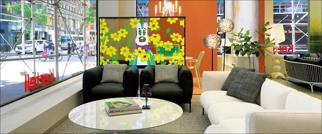 이탈리아 가구브랜드 카르텔 미국 뉴욕 플래그십에 설치된 협업 작품들. /LG전자 제공