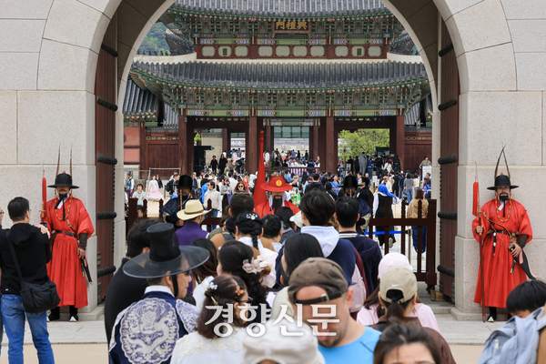 연휴 마지막 날인 지난 6일 서울 경복궁 경내가 외국인 관광객과 시민들로 붐비고 있다. 이준헌 기자