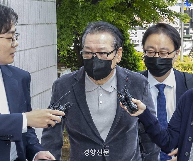 2018년 지방선거 공천헌금 의혹 혐의를 받는 ‘건진법사’ 전성배씨가 지난 12일 서울 양천구 서울남부지법에서 열린 1심 두 번째 공판에 출석하고 있다. 문재원 기자