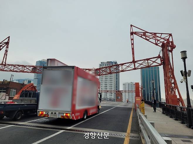 15일 오전 부산 영도다리에서 김문수 후보 유세차량이 높이제한 시설물을 들이받았다. 부산경찰청 제공