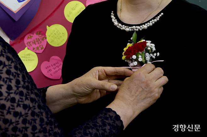 15일 서울 마포구 일성여자중고등학교에서 열린 스승의날 행사에서 만학도들이  강래경 선생님에게 카네이션을 달아주고 있다. 문재원 기자