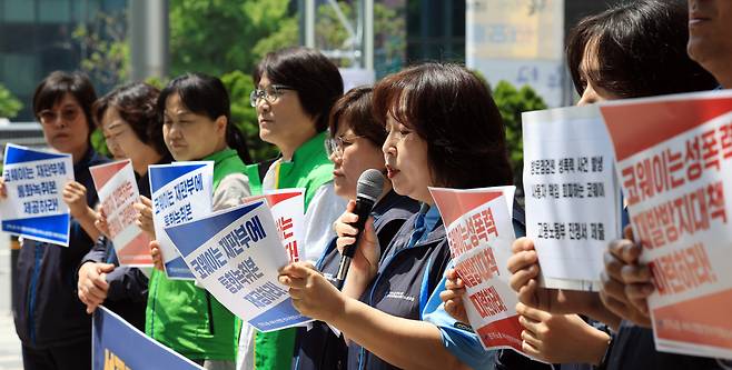 민주노총 전국가전통신서비스노동조합 조합원들이 12일 서울고용노동청 앞에서 ‘코웨이 방문점검원 성폭력 위협 사건’과 관련 고용노동부 진정 기자회견을 하고 있다. 서성일 선임기자