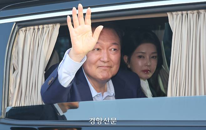 윤석열 전 대통령과 김건희 여사가 헌법재판소 파면 결정 후 일주일 만인 지난달 11일 서울 용산구 한남동 대통령 관저를 떠나고 있다. 권도현 기자