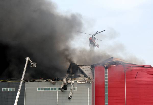 이천 대형 물류창고 화재 진화하는 소방 헬기. 연합뉴스