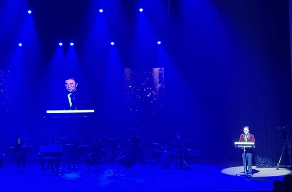 공연에서 테너 를 맡은  김광회 단장이 인사말을 하고 있다.