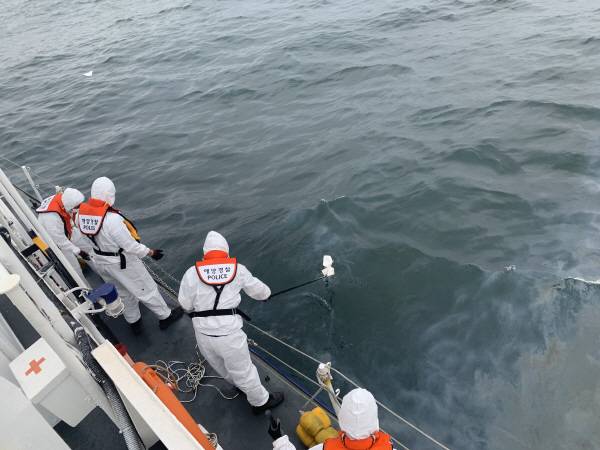 15일 오후 부산 생도 남서방 방면 해상에서 기름 유출 사고가 발생해 해양경찰이 방제 작업에 나서고 있다. 부산해양경찰서 제공