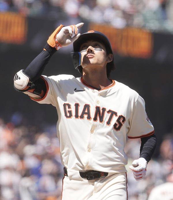 샌프란시스코 자이언츠 이정후가 15일 홈인 오라클 파크에서 열린 애리조나 다이아몬드백스전에서 2경기 연속 홈런을 터뜨린 뒤 세리머니를 하고 있다. AP 연합뉴스