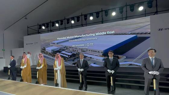 Officials from Hyundai Motor, Hyundai Motor Manufacturing Middle East and Public Investment Fund participate in a groundbreaking ceremony for a new factory in the King Salman Automotive Cluster within King Abdullah Economic City (KAEC) on Wednesday. [HYUNDAI MOTOR]