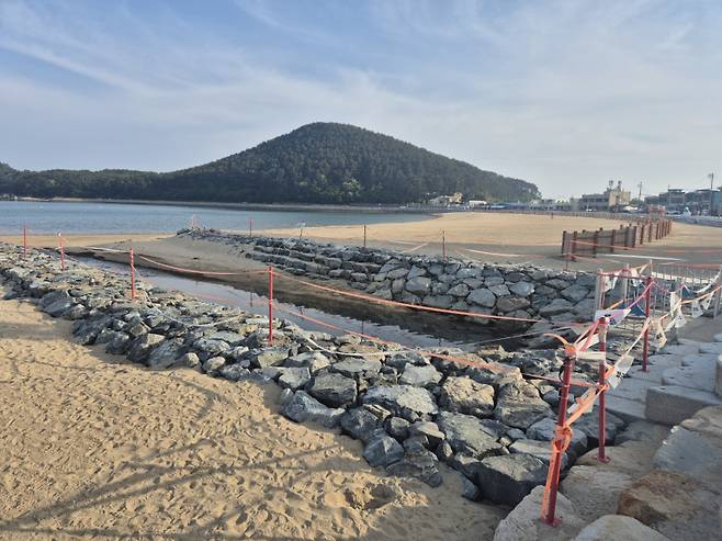 다대포 동편해수욕장 백사장에 놓여진 대형 우수관로. 부산해양수산기자단 제공&nbsp;