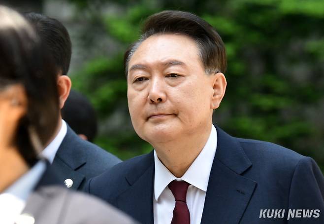 12·3 비상계엄 사태와 관련해 내란 우두머리 혐의 등으로 기소된 윤석열 전 대통령이 12일 서울 서초구 서울중앙지방법원으로 출석하고 있다. 사진공동취재단