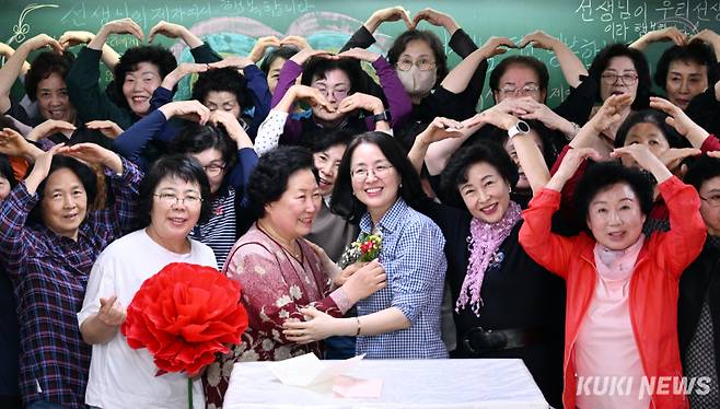 44회 스승의 날인 15일 아주 특별한 스승의 날 행사가 열린 서울 마포구 일성여자중고등학교에서 2학년2반 학생들이 이숙영 담임 선생님께 꽃을 달아 드린 뒤 하트 포즈를 취하고 있다.