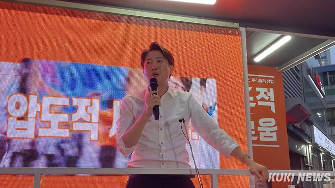 이준석 개혁신당 대선 후보가 15일 건대입구역 인근 도보유세에 나서 지지자들을 향해 연설하고 있다. 양다경 기자